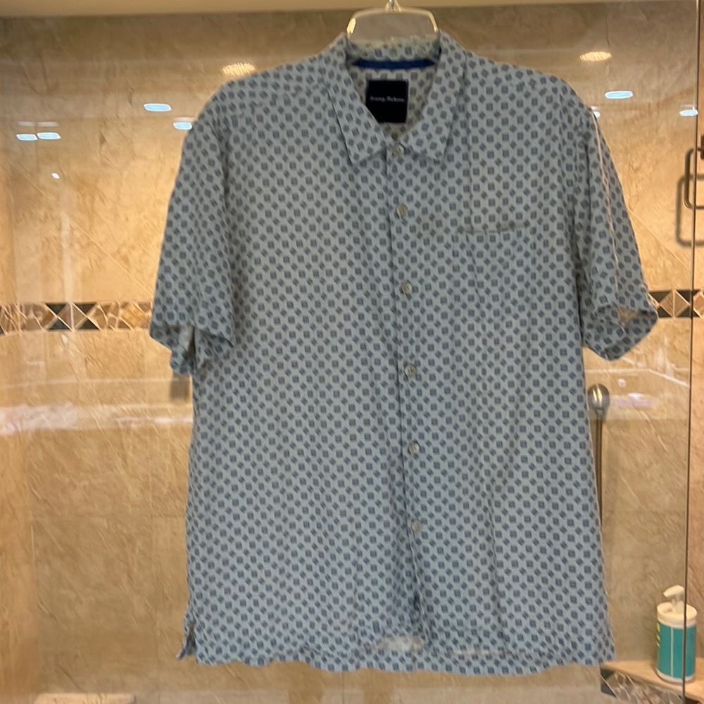 Tommy Bahama short sleeve, 100% silk button-down shirt, excellent condition
